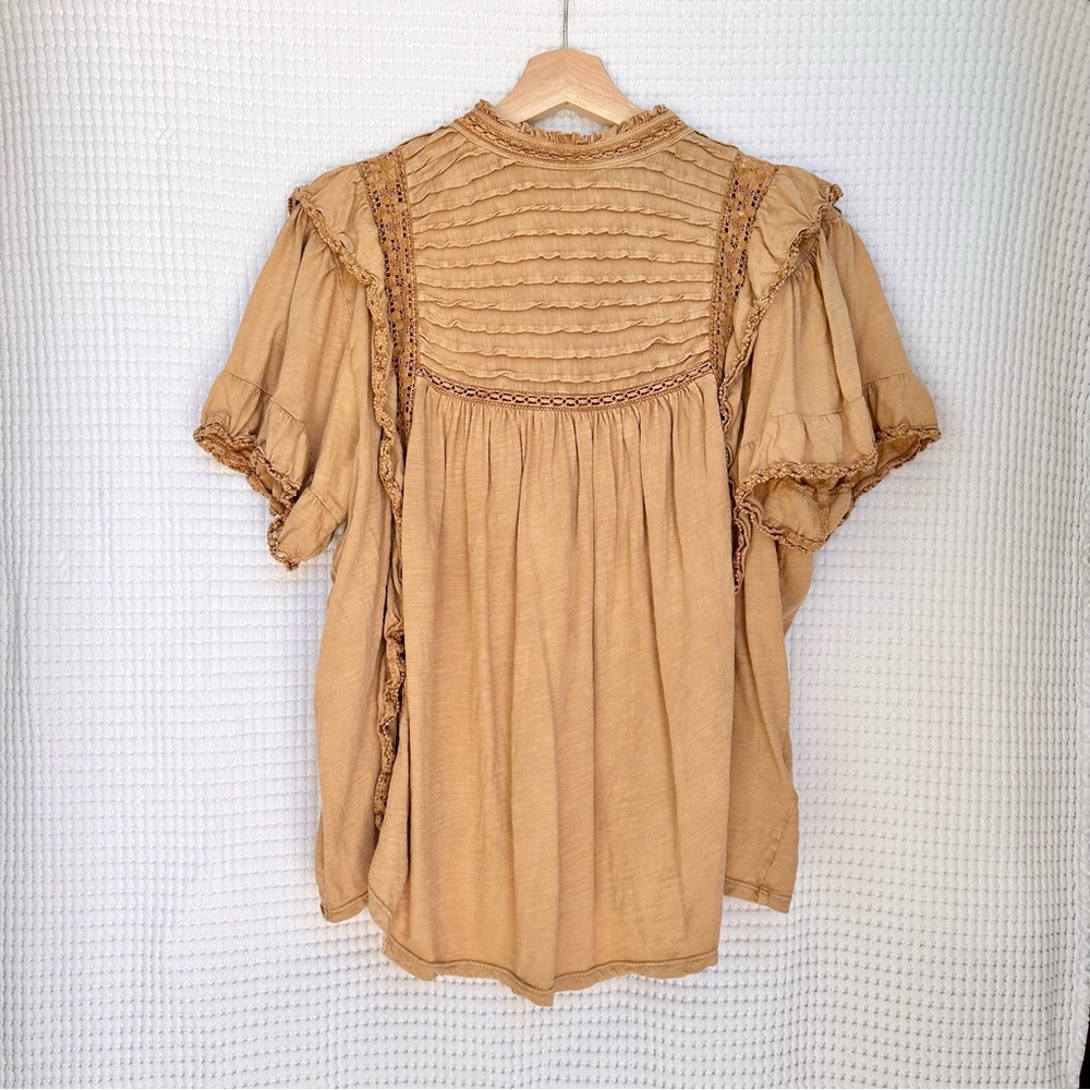 Free People “Le Femme Tee” Sandstone Short Ruffled Sleeve Blouse. Size XL